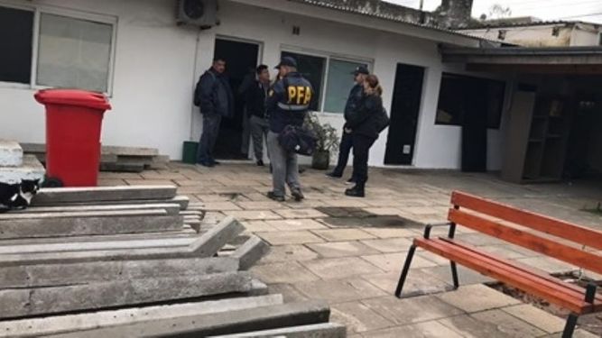 UNIFORMES. Policías federales, ayer, en el edificio de Obras Públicas..