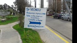 PADRÓN. La agrupación Gladyz Zúccaro obstruye la vereda con el cartel.