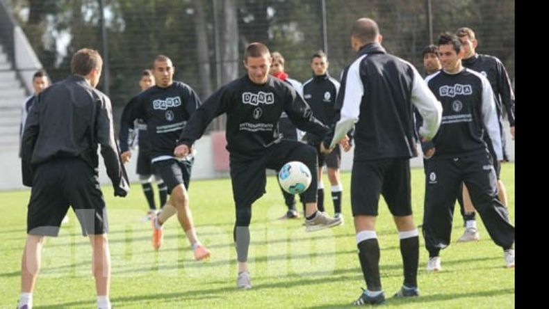 Antes de la práctica, ayer en el estadio, los jugadores se distendieron en el “1 a 1”..