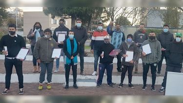 ENTREGA. Los dirigentes de los clubes que recibieron el reconocimiento municipal..