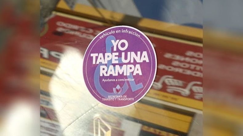 En el municipio de Moreno además de la multa va esta pegatina para los que estacionan en una rampa. Felipe Gonzalez / @lephcero..