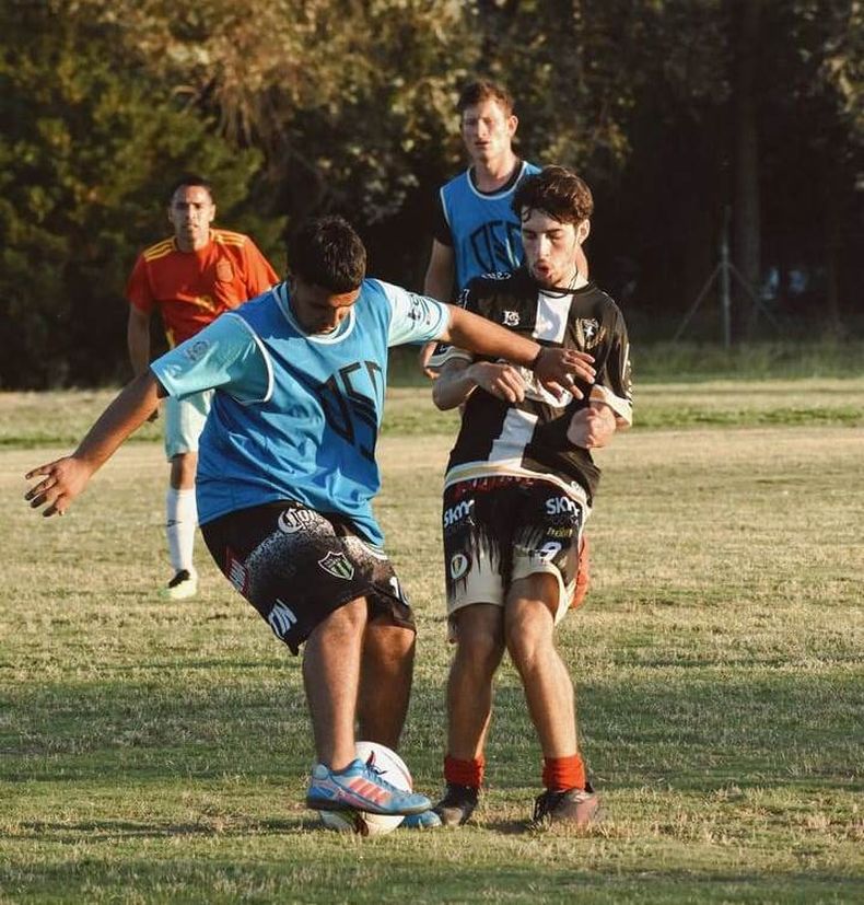 SELECCIÓN. Los jugadores durante las pruebas en el predio del club.