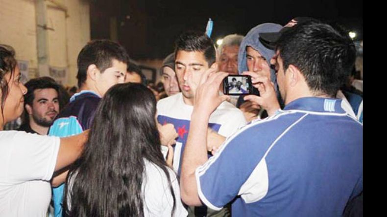 MAREA HUMANA. Gastón Díaz, tapado por los hinchas que querían sacarse una foto..