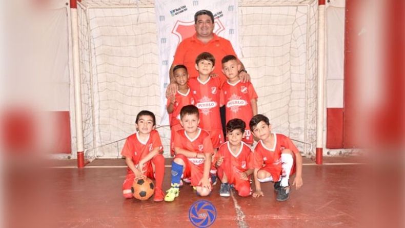 FUTURO. Los chicos de la categoría 2015 junto a Matías Gómez..