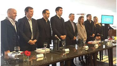 Convenio. Ducoté compartió la firma con intendentes..