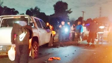 IMPACTO. La Amarok y la moto chocaron cerca de la entrada a Astolfi.