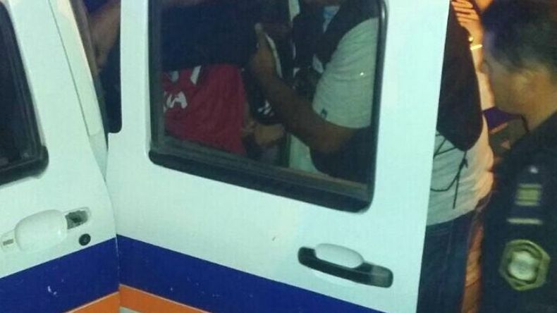 La policía se lleva a uno de los detenidos..