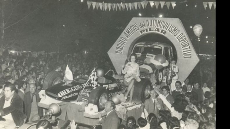 21 de septiembre de 1968. La representante del Círculo Amigos del Automovilismo Deportivo de Pilar, Estela Maris Sordo en un desfile de carrozas en la plaza 12 de Octubre. Alrededor del vehículo: Capandegui (padre), José Peruco Pérez (chofer), Quintana, Aníbal Diyorio, Alfredo Schmidt, Lucio Senópoli y Néstor Changala..