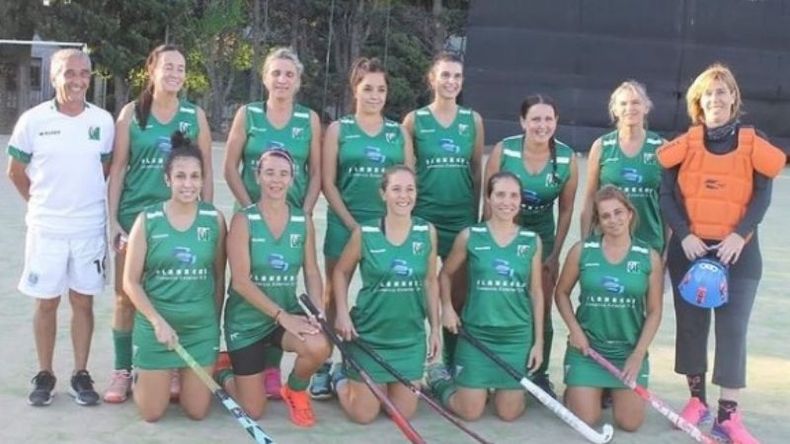 La 4ta de hockey, con la nueva indumentaria del club..