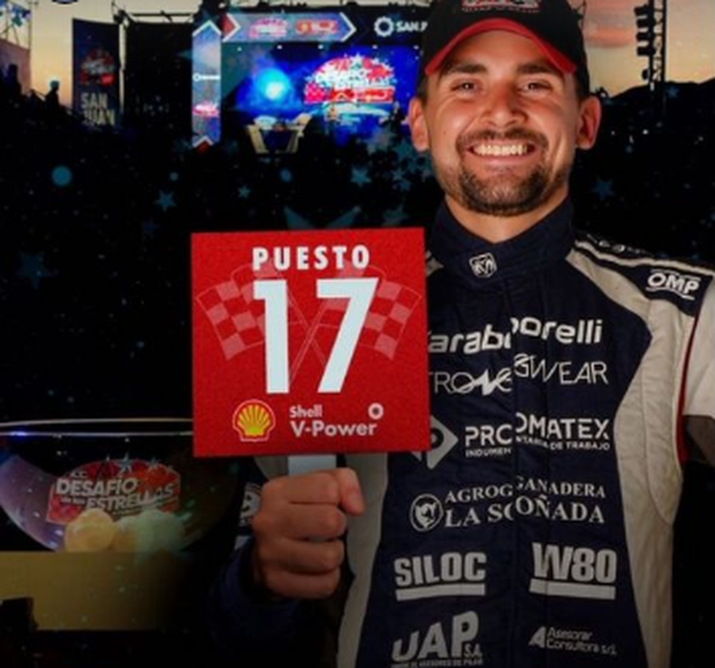 Martín Vázquez con el cartel del número 17, lugar de partida en la gran final del domingo.