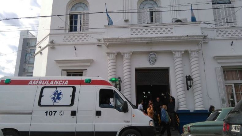 Una ambulancia llegó poco después que la policía. Foto: Quiero Villa Rosa..