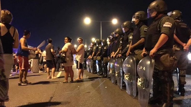 BARRERA. Los gendarmes llegaron para impedir que los vecinos reclamaran sobre Panamericana..