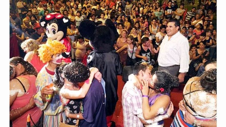 A BESAR MI AMOR... Los concursante al beso más largo, en plena faena. .