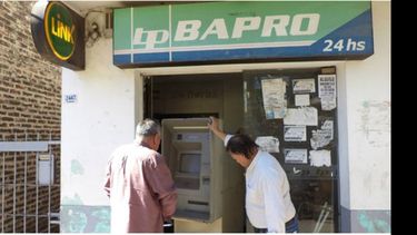 ADIÓS. Empleados del Provincia desmantelaron el último cajero..