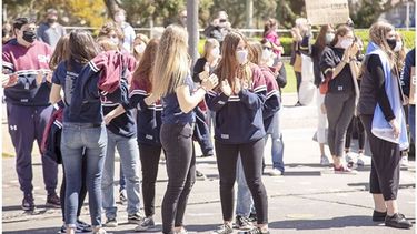 PROTESTAS. Alumnos y directivos del Santa María reclamaron la semana pasada por la vuelta a clases..