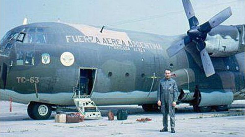 DOCUMENTO. Hugo Meisner al pie del Hércules derribado el 1 de junio de 1982..