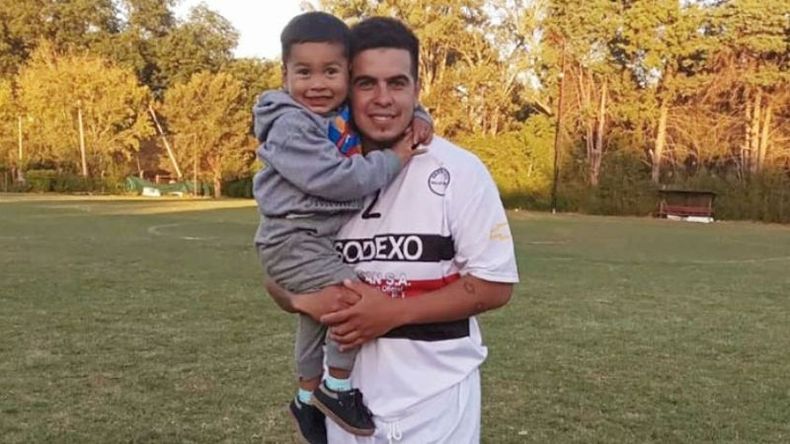 FAMILIA. Gonzalo Infante con su hijo Coco, antes de jugar un partido..