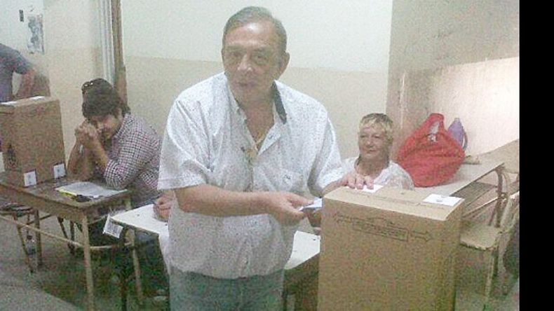 Humberto Zúccaro al momento de emitir su voto, el domingo, en la Escuela 26..