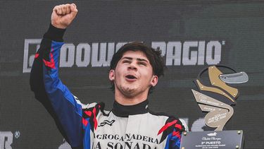 El festejo de Elías Vázquez en el podio del autódromo de San Nicolás.