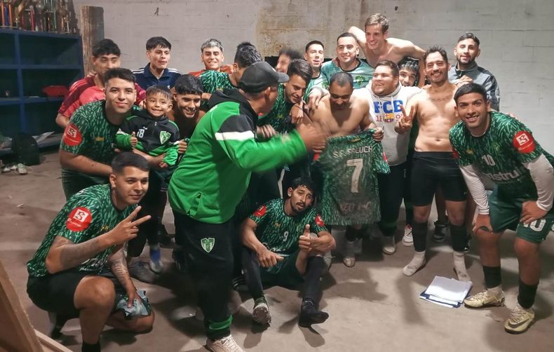 TRIUNFAZO. Los jugadores de Falucho festejan en el vestuario la gran victoria ante Pilar City.