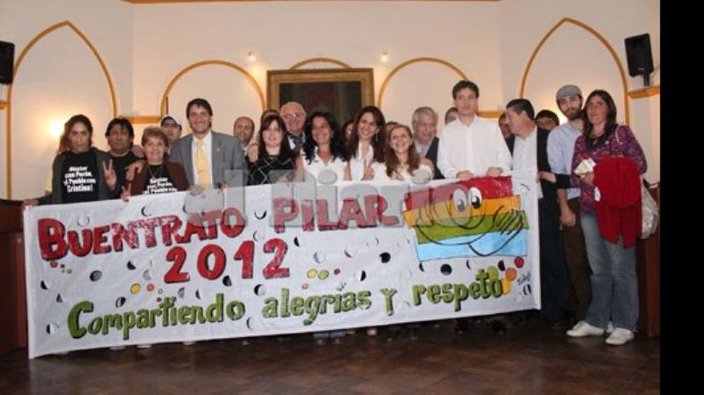 Un buen ejemplo. Anoche, concejales oficialistas y opositores posaron juntos tras declarar de interés municipal la campaña “Un trato por el buen trato”..