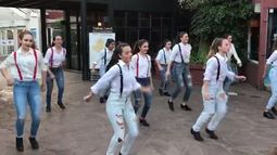 Las chicas salen a bailar