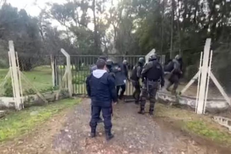 En un allanamiento realizado ayer en una casaquinta en Villa Rosa fueron detenidas dos personas por el robo a Vallier Propiedades.&nbsp;