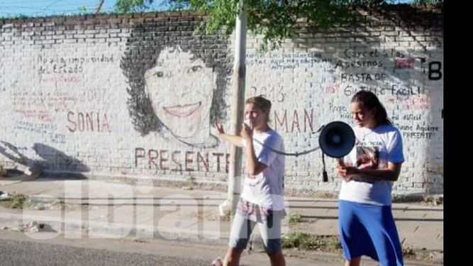 Natalia y Laura Espasa, las hijas de Sonia Colman ayer inmortalizada en el mural..