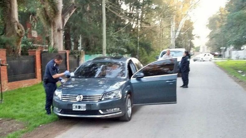 VENTO. Los peritos trabajan sobre el auto que abandonó la banda. .