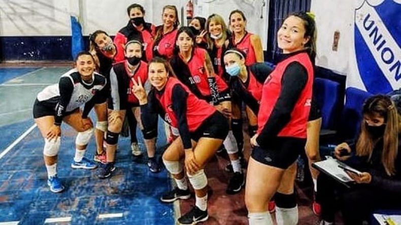 6-0 Las mujeres de Derqui celebrando la victoria en Del Viso..