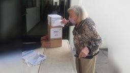 Qué decir, supongo que “gracias” es la mejor palabra. A tus 90 años seguís dando muestras de tu fuerte compromiso cívico, yendo a votar con la esperanza de que tu voto sirva para que este, nuestro país, mejore y que todos tus afectos puedan desarrollar sus vidas en paz y dignamente. Gracias mamá! Hoy te ganaste el aplauso de los presidentes y fiscales de todas las mesas electorales! Marcelo Patiño. .