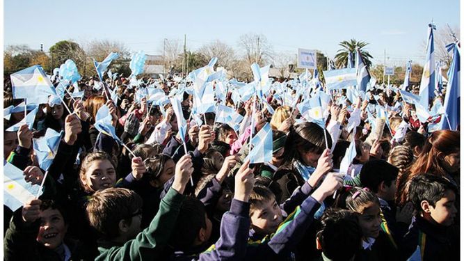 BIEN ARRIBA. Los Alumnos agitaron las banderas al finalizar el acto. .
