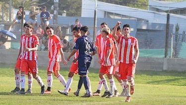 El festejo de Matías Velázquez por el tanto que le dio el triunfo a Atlético Pilar.