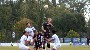 SALTO. Alejandro Noriega gana en las alturas ante Rodrigo Chao y los defensores de Argentino de Rosario.
