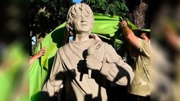 Alejandro Sokol ya tiene su estatua en la estación de #Hurlingham del #trensanmartin. Darío Albano / @albanodl..