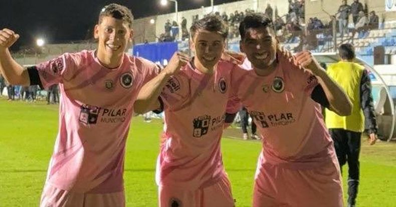 EN EL OESTE. Martín Gómez, Braian Martin y Jonatan Morán, festejan el gol de Real Pilar.&nbsp;