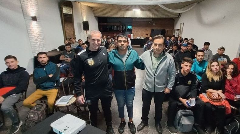 ÁRBITROS. Ascensi y Barrientos junto a Trillo, director de Deportes. .