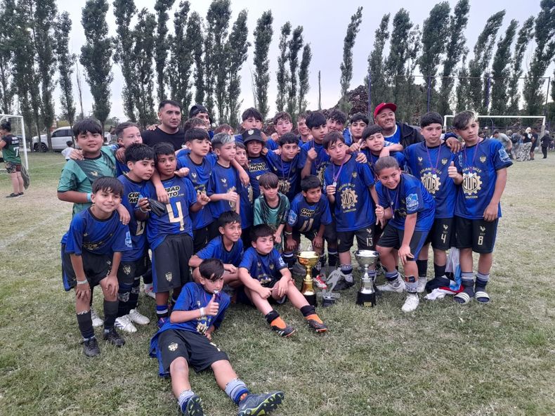 CAMPEONES. Los chicos de la 2013 y 2015 de Metalúrgico posan con las copas.