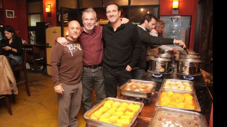 Clásico de otoño e invierno. Ya se puso en marcha la temporada de puchero libre en Tinto y Soda. La cita es todos los miércoles por la noche. Estos tres amigos no se lo perdieron..