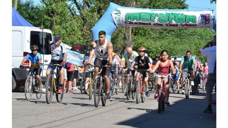 PEDALEANDO. Chicos y grandes disfrutaron de la bicicleteada por el centro de Del Viso..
