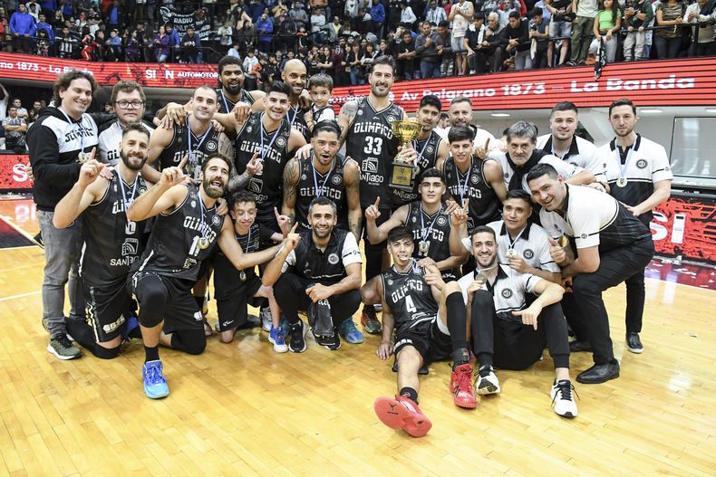 Patricio Tabarez (izquierda9 en la celebración de Olímpico en Santiago del Estero.