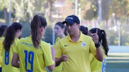 TÉCNICO. Micale da indicaciones a sus dirigidas que buscan llegar al playoff.