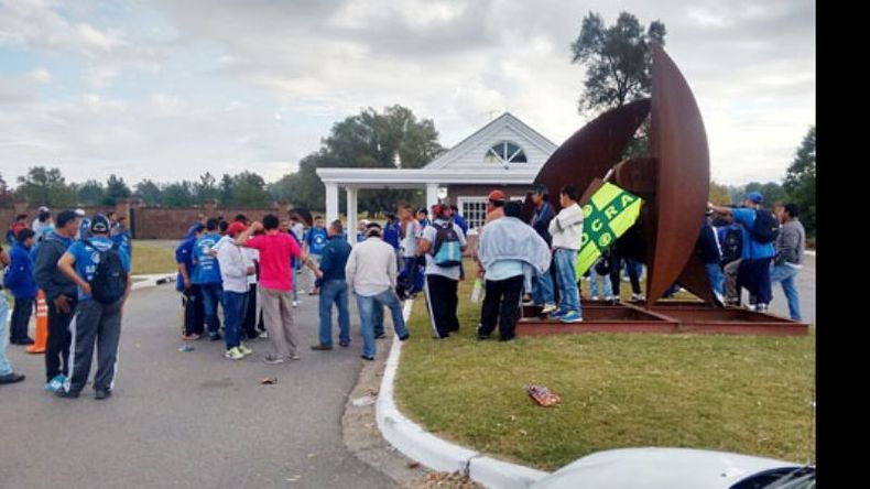 OBREROS. La protesta, ayer, frente a Pilar Golf..