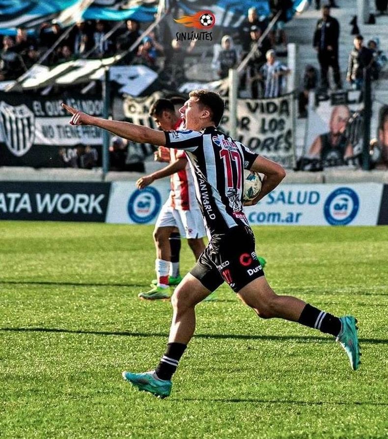 ESTRENO. Román Rodríguez festejó su primer gol en Estudiantes de Buenos Aires.