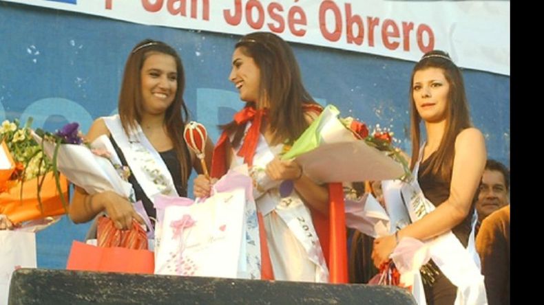 La nueva reina de la localidad, Agustina Manfredi (17), junto a sus princesas: Joana Negroni (14) y Florencia Graisaro (17)..