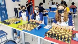 TABLERO. Francisco (der.) junto a sus compañeras de equipo..
