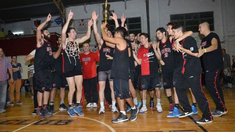 TÍTULO. Los jugadores del Rojinegro saltan y cantan con la copa, tras ganar el título provincial..