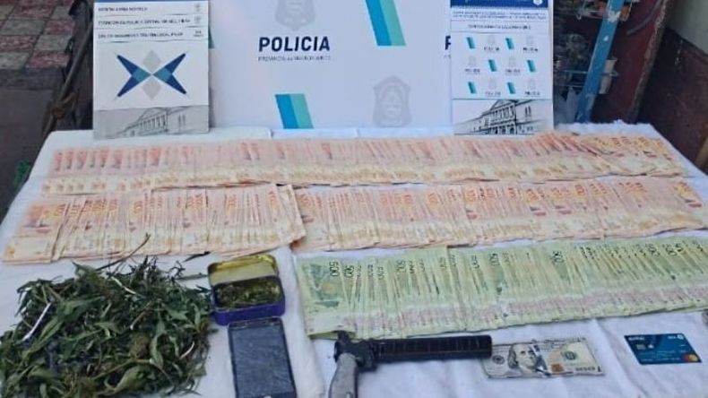 INCAUTADOS. La policía halló $428.000, un arma y hojas de marihuana..