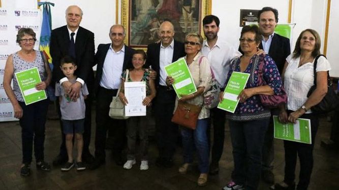 ACTO. Salvador y Ducoté, ayer, durante la entrega de escrituras. .