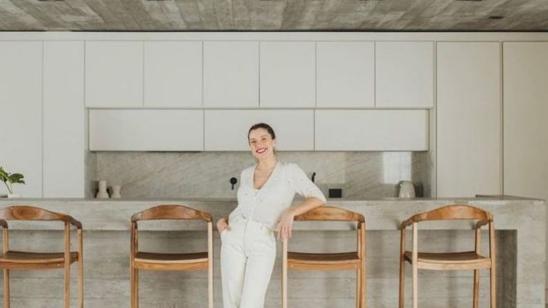 La amplia cocina es uno de los espacios favoritos de la casa para la conductora. .